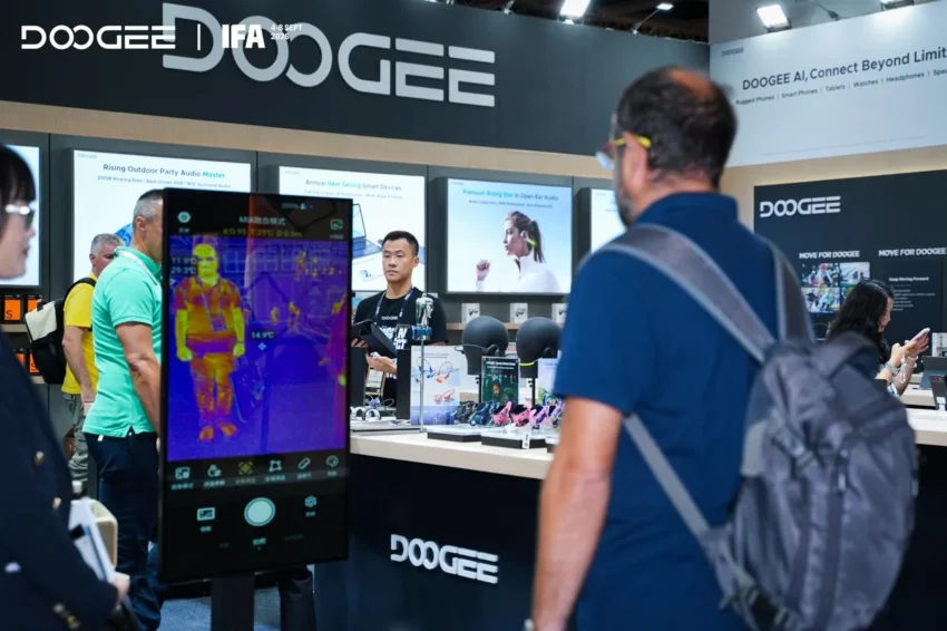DOOGEE S300 Plus Thermal: termocamera AI e visione notturna a confronto 2 Visitatori allo stand DOOGEE con immagine termica su un monitor a IFA 2026