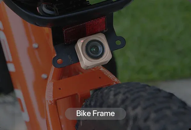 RugOne Xsnap 7 Pro: lo smartphone rugged con action cam rimovibile 2 Action cam rimovibile RugOne Xsnap Go fissata sotto il catarifrangente di una bicicletta